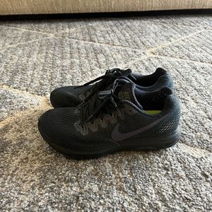 Nike zoom Women zoom athletic shoe